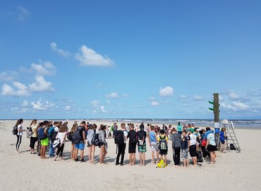 Eine Gruppe Kinder und Jugendlicher am Strand von Baltrum.