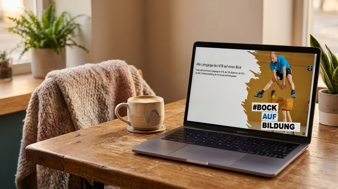 Auf dem Bild ist ein Laptop zu sehen, auf dem das neue Bildungsportal aufgerufen ist.