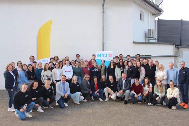 Ein Gruppenfoto der Teilnehmer*innen der Vollversammlung der NTJ.