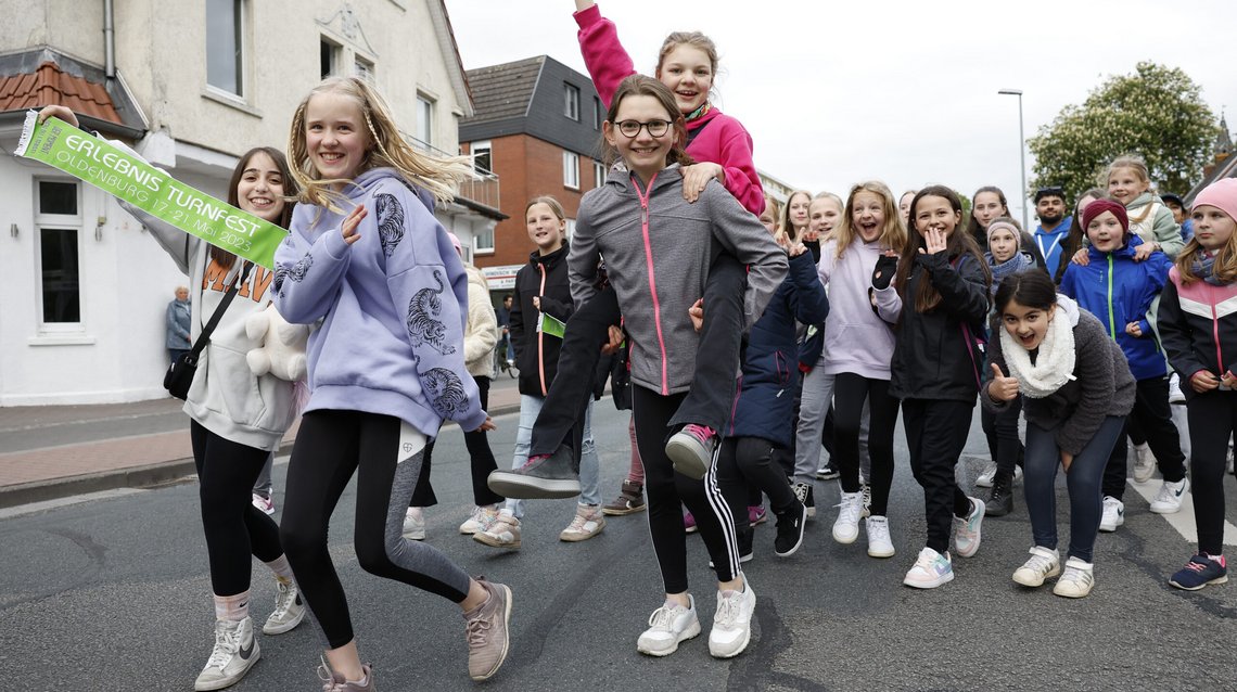 Eine Gruppe Kinder freut sich auf das Erlebnis Turnfest.