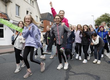 Eine Gruppe Kinder freut sich auf das Erlebnis Turnfest.