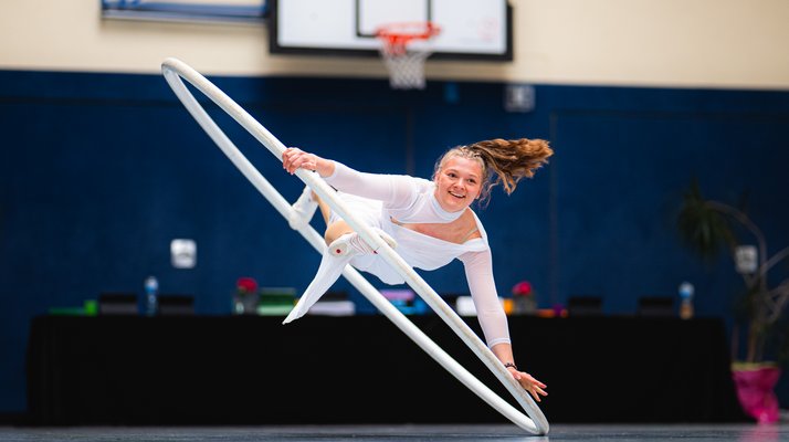 Katalin Breuer vom VFB Fallersleben im Cyr bei der WM-Quali Ende Mai. Eine Turnerin dreht sich im Cyr Wheel.