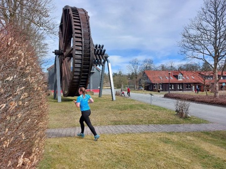 Eine Frau beim Orientierungslauf.